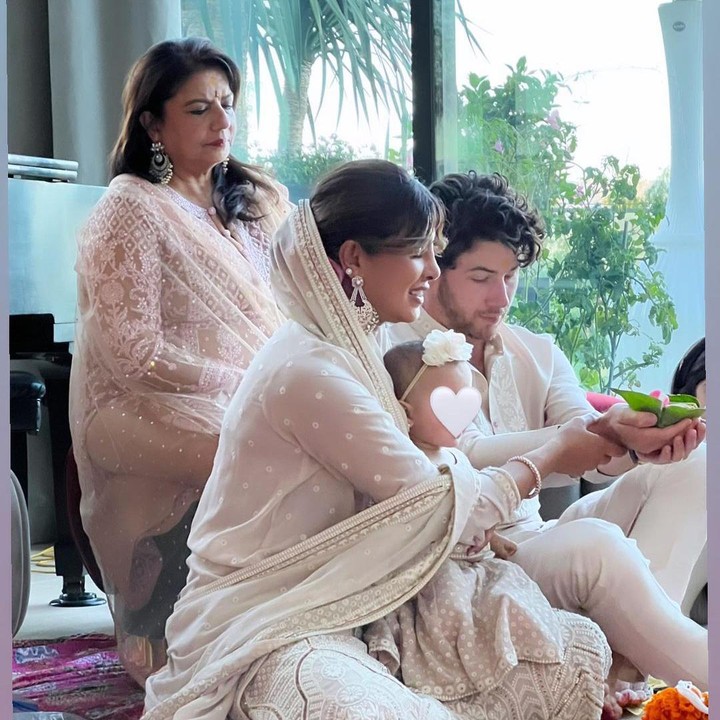 <p>Di acara tersebut, hadir pula Madhu Chopra, ibunda Priyanka. Nick Jonas mengungkapkan perasaannya bisa mengikuti perayaan Diwali bersama keluarga sang istri, serta putri pertama mereka. "<em>Such a beautiful Diwali celebration with my love. Happy Diwali everyone. Sending joy and light to you all,"</em> tulisnya. (Foto: Instagram @priyankachopra)</p>