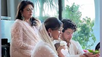 5 Potret Priyanka Chopra & Nick Jonas Bersama Sang Putri Baby Malti Rayakan Diwali