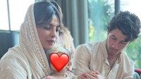 <p>Nick Jonas dan Priyanka Chopra kembali membagikan momen terbaru. Kali ini mereka tengah merayakan Diwali bersama keluarga besar. (Foto: Instagram @nickjonas)</p>