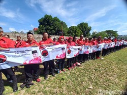 Ramai-ramai Kader PDIP Solo Bentangkan Poster Ganjar di Upacara Sumpah Pemuda