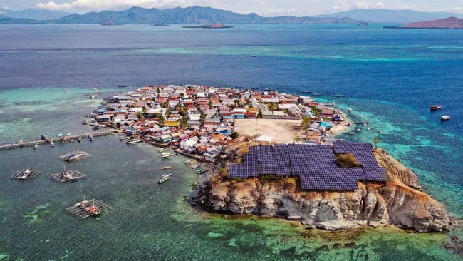 PT PLN (Persero) menegaskan komitmennya untuk terus menerangi negeri dengan beragam gebrakan memberikan multiplier effect bagi perekonomian nasional.