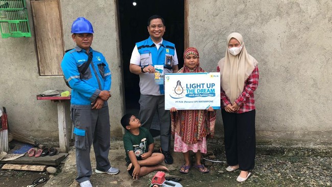 Para pegawai PLN merayakan Hari Listrik Nasional (HLN) ke-77 dengan mendonasikan gajinya untuk membiayai penyambungan listrik bagi 3.607 keluarga prasejahterah.