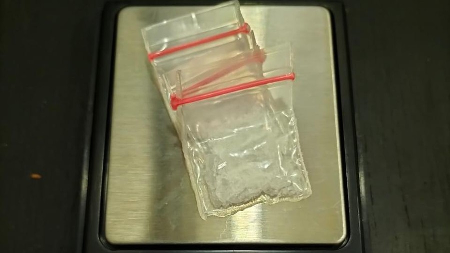 Polisi menangkap pengedar narkotika jenis ganja dan sabu di Kota Bogor. Polisi menyita ganja dan sabu berikut timbangan sebagai barang bukti. (dok Istimewa)