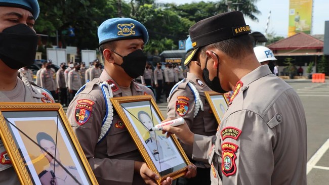 Sanksi pemecatan tidak dengan hormat (PTDH) diberikan terhadap tiga anggota Polrestro Tangerang Kota lantaran terlibat kasus narkoba.