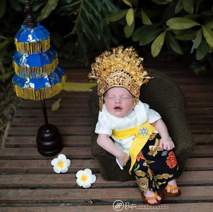 <p>Anak Nadine Chandrawinata dan Dimas Anggara, Djiwa, lahir di Bali, Bunda. Ia pun melakukan pemotretan <em>newborn</em> dengan tema bernuansa Bali. (Foto: Instagram: @nadinelist)</p>