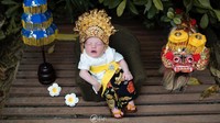 <p>Anak Nadine Chandrawinata dan Dimas Anggara, Djiwa, lahir di Bali, Bunda. Ia pun melakukan pemotretan <em>newborn</em> dengan tema bernuansa Bali. (Foto: Instagram: @nadinelist)</p>