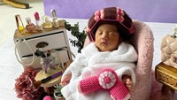 <p>Nakeya Ayu, anak keempat Nola B3 mengikuti sesi pemotretan dengan kostum yang unik nih, Bunda. Nakeya terlihat sedang <em>me time</em> dan tengah melakukan perawatan rambut. (Foto: Instagram: @riafinola)</p>