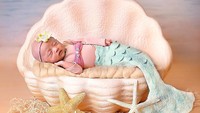 <p>Moana melakukan <em>photoshoot newborn</em> dengan menggunakan pakaian putri duyung, Bunda. Tema ini diambil dari kecintaan sang Bunda, Ria Ricis, terhadap laut, lho. (Foto: Instagram: @riaricis1795)</p>