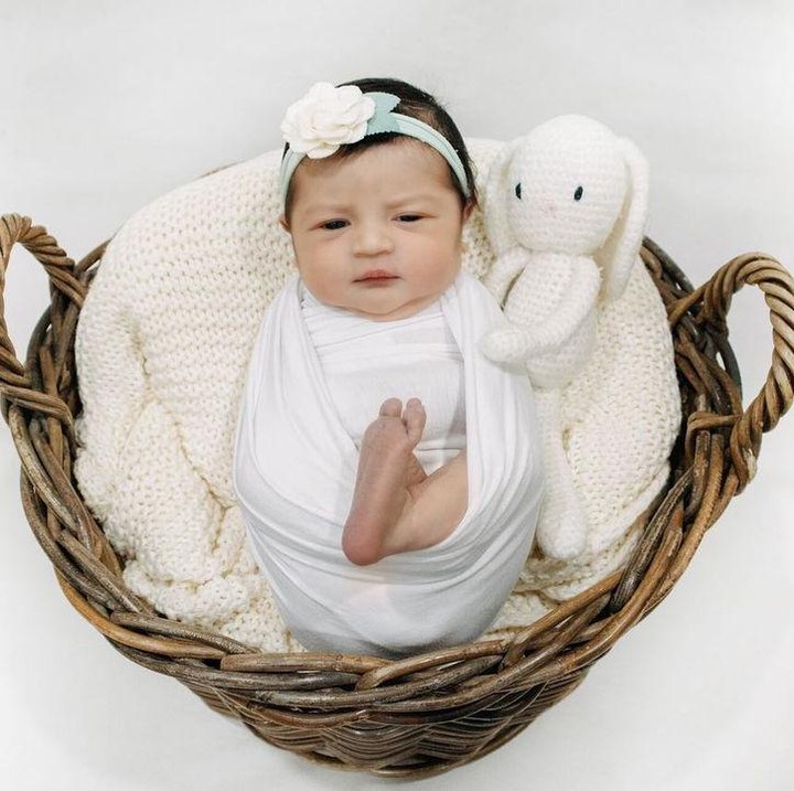 <p>Guzelim anak Ali Syakieb dan Margin terlihat menggemaskan dengan balutan kain putih. Dalam pemotretan <em>newborn</em> ini, Guzelim turut ditemani oleh boneka kelinci. (Foto: Instagram: @guzelimalisyakieb)</p>