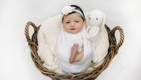 <p>Guzelim anak Ali Syakieb dan Margin terlihat menggemaskan dengan balutan kain putih. Dalam pemotretan <em>newborn</em> ini, Guzelim turut ditemani oleh boneka kelinci. (Foto: Instagram: @guzelimalisyakieb)</p>