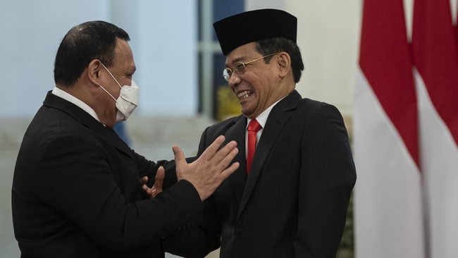 Sejumlah pihak mengkritik putusan Mahkamah Konstitusi yang mengubah masa jabatan pimpinan KPK menjadi lima tahun dari semula empat tahun.
