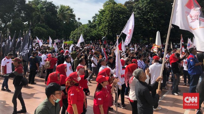 Massa pendukung Ganjar-Mahfud berkumpul di Tugu Proklamasi untuk mengantar pasangan itu ke KPU.