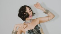 <p>Kehamilan anak kedua, tidak menghalangi Rinni Wulandari untuk menjalani aktivitasnya sebagai seorang penyanyi papan atas. Baru-bari ini, jebolan ajang pencarian bakat tersebut Rini mendapat penghargaan musik lho. (Foto: Instagram@rinni_w)</p>