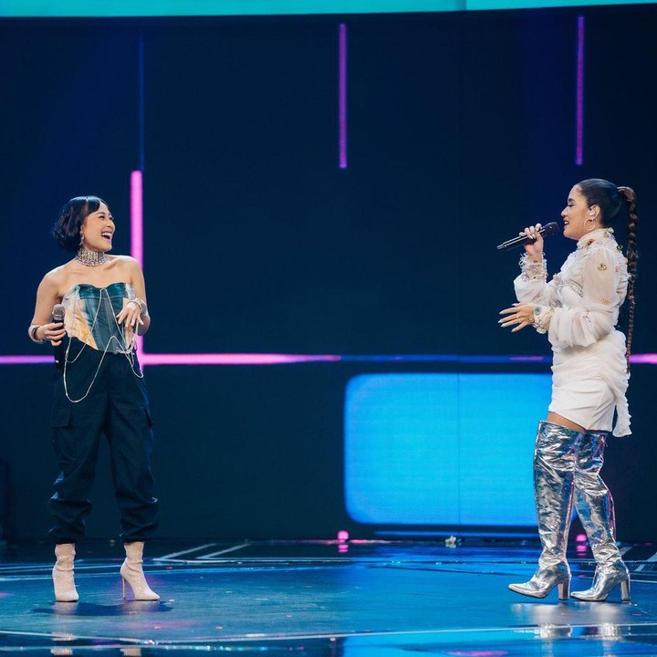 <p>Saat gilirannya untuk naik ke atas panggung, dengan menggunakan sepatu heels, Rini tetap tampil energik bersama Cantika Abigail. (Foto: Instagram@rinni_w)</p>