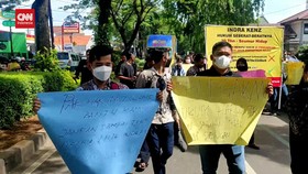 VIDEO: Unjuk Rasa Warnai Sidang Vonis Indra Kenz Kasus Binomo