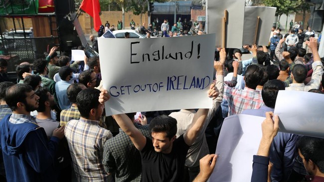 Iran memecat dua kepala polisi di kota Zahedan buntut dari kekacauan yang terjadi di wilayah negaranya.