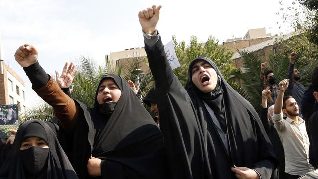 Iran akhirnya mengkaji ulang aturan wajib hijab di tengah gelombang protes meluas menuntut keadilan bagi perempuan hingga jadi perhatian Piala Dunia 2022.