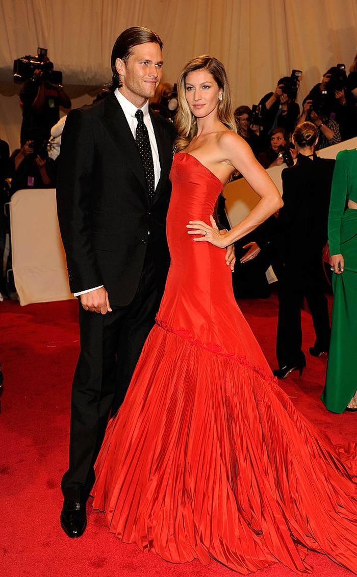Gaya yang lebih elegan dan klasik dibawa keduanya di Met Gala 2011. Gisele memakai gaun merah Alexander McQueen dan Tom hadir dalam model rambut yang sleek. Foto: WireImage/Kevin Mazur