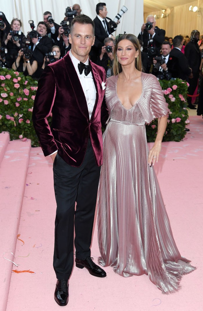 Resmi mengakui perpisahan mereka, Met Gala 2019 jadi penampilan terakhir mereka di pesta ini. Gisele memakai gaun detail lipit karya Dior dan Tom terlihat modis dalam setelan senada. Foto: Getty Images/Karwai Tang