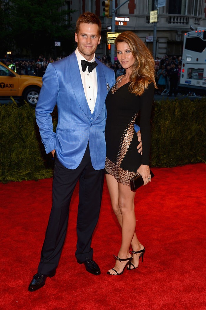 Punk yang tema Met Gala 2011 diterjemahkan Gisele lewat mini dress aksen slit dan jaring. Sementara Tom tampil beda dalam jas biru terang.Foto: Getty Images/Larry Busacca