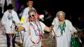 FOTO: Lenggak-Lenggok Nenek di Panggung Catwalk Paris