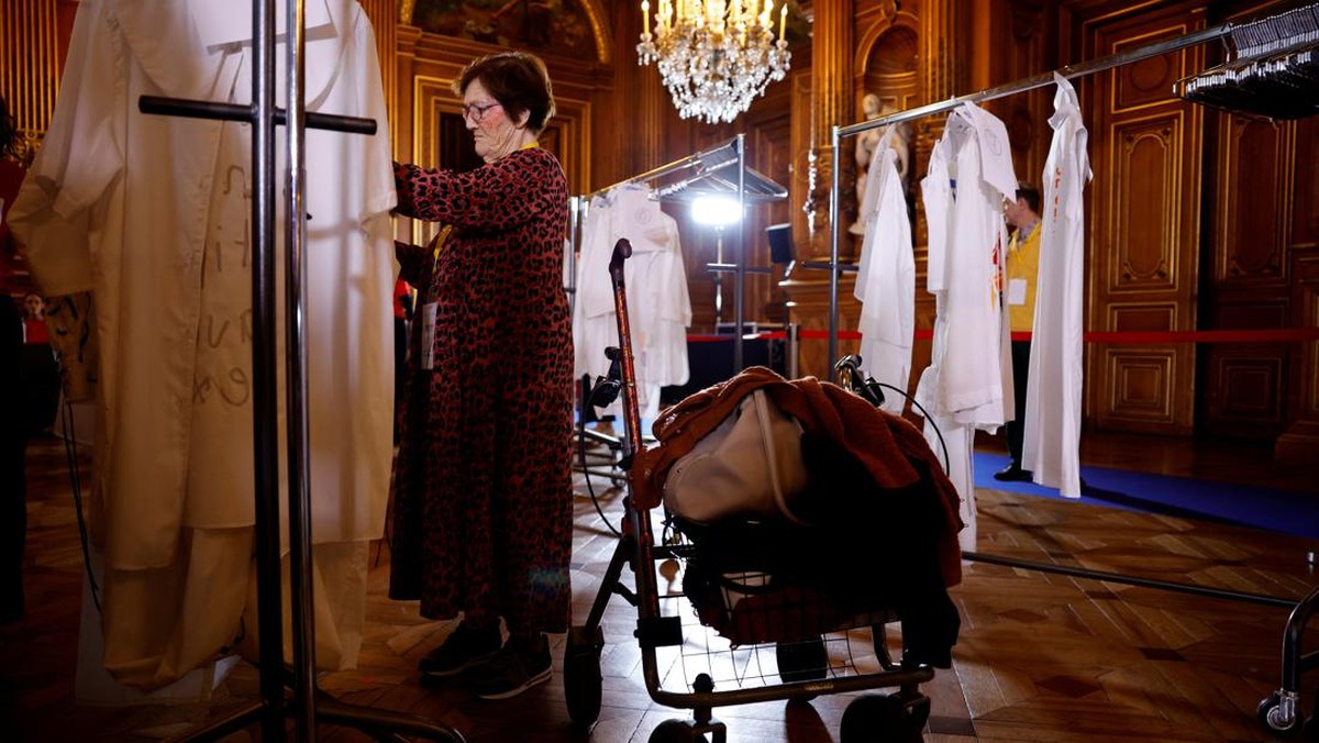FOTO: Lenggak-Lenggok Nenek di Panggung Catwalk Paris