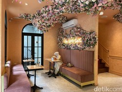 Ada Kue Sentuhan Rasa Indonesia di Kafe Bernuansa Taman Bunga ala Eropa