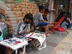 Kala Anak-anak Asyik Melukis Tas dan Payung di Jalan Braga