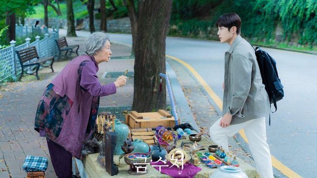 Sinopsis The Golden Spoon episode 12 menceritakan Hwang Tae-yong makin yakin hidupnya dan Lee Seung-cheon dipengaruhi sendok emas ajaib. 