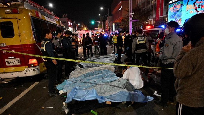 Setidaknya 50 orang mengalami henti jantung ketika warga berdesakan untuk merayakan Halloween di kawasan Itaewon, Korea Selatan, pada Sabtu (29/10).