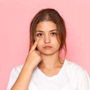 Jangan Panik Berlebihan! Berikut 5 Cara Mengatasi Mata Iritasi Akibat Pemakaian Lensa Kontak