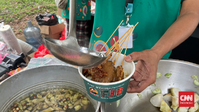 Coba ke Pontianak, di sana Anda bakal menemukan sate versi lain, sate kuah.
