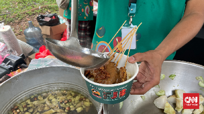 img-title Tak Cuma Bumbu Kacang-Kecap, Cicipin Juga Sate Kuah Full Rempah