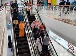 Tak Cuma Piknik di Mal Baru, Warga Bondowoso Heboh Lihat Eskalator!