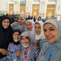 Adem! 7 Potret Najwa Shihab Umrah Bareng Suami Dan Keluarga, Dipuji ...