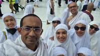 <p>Najwa Shihab tengah menjalankan ibadah umrah bersama sang suami, Ibrahim Sjarief Assegaf. Tak berdua, Najwa turut beribadah bersama keluarga besarnya. (Foto: Instagram: @najwashihab)</p>