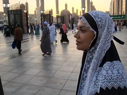 Adem! 7 Potret Najwa Shihab Umrah Bareng Suami dan Keluarga, Dipuji Makin Cantik