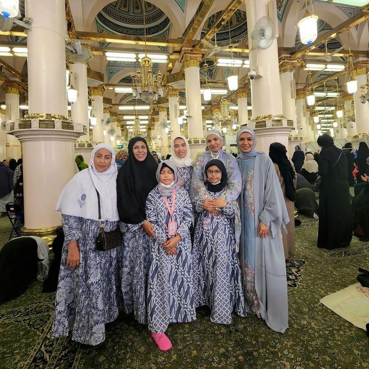 Adem 7 Potret Najwa Shihab Umrah Bareng Suami Dan Keluarga Dipuji Makin Cantik Foto 1 
