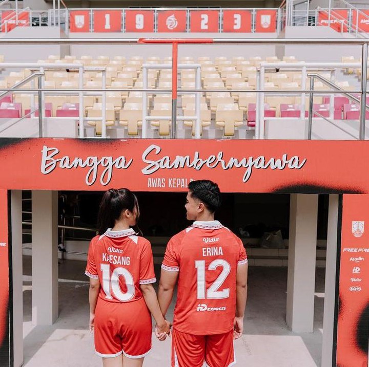 <p>Erina dan Kaesang serasi dengan seragam warna merah putih. Erina mengenakan baju bertuliskan Kaesang dengan nomor punggung 10, sedangkan Kaesang berseragam Erina dengan nomor punggung 12. (Foto: Instagram: @kaesangp)</p>