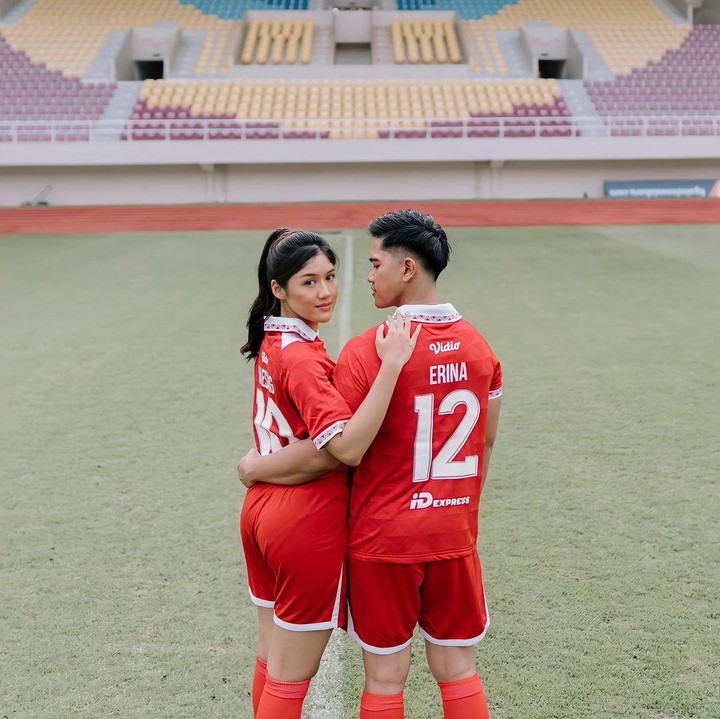 <p>Keduanya terlihat romantis sambil sesekali saling merangkul di Stadion Manahan Solo, Bunda. <em>So sweet</em> banget, ya! (Foto: Instagram: @erinagudono)</p>