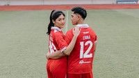 <p>Keduanya terlihat romantis sambil sesekali saling merangkul di Stadion Manahan Solo, Bunda. <em>So sweet</em> banget, ya! (Foto: Instagram: @erinagudono)</p>