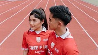 <p>Kaesang dan Erina tampak kompak membagikan hasil pre-wedding pada laman Instagram. Keduanya sepakat mengambil tema sepakbola, Bunda. (Foto: Instagram: @erinagudono)</p>