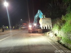 2 Orang Dirawat Akibat Longsor Bongkahan Batu Cadas Pangeran