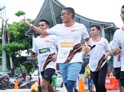 Sandiaga Uno Naik Turun Bukit Jajal Lintasan Marathon di Labuan Bajo