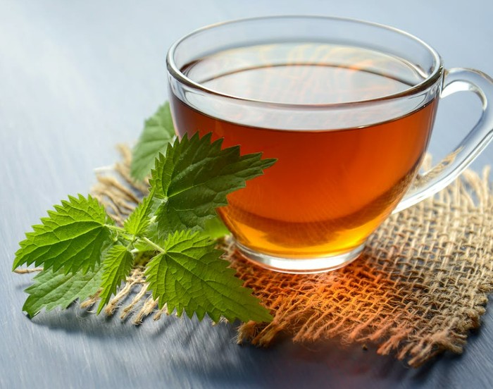 teh spearmint memiliki sifat anti-inflamasi dan antibakteri yang dapat membantu mengurangi jerawat. Teh ini juga dapat mengatur kadar hormon yang bermanfaat untukmu yang bermasalah dengan jerawat hormonal.