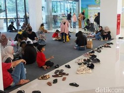 Tingkah Warga Bondowoso Sambut Mal Baru: Lesehan-Bawa Bekal Ala Piknik