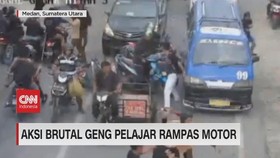 VIDEO: Aksi Brutal Geng Pelajar Rampas Motor