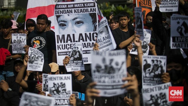 Korban Tragedi Kanjuruhan Gugat Jokowi, Kapolri, PSSI Rp62 Miliar Keluarga korban Tragedi Kanjuruhan menggugat Presiden Jokowi, Kapolri hingga PSSI ke Pengadilan Negeri Malang, Jawa Timur.