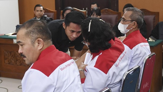 Tangis Ibu Brigadir J Pecah di Hadapan Ferdy Sambo & Putri Candrawathi Ibu dari mendiang Brigadir J, Rosti Simanjuntak terisak ketika menceritakan kepribadian anaknya sejak kecil, dewasa hingga tewas di tangan Ferdy Sambo