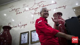 FOTO: Sanksi Ganjar Pranowo hingga Siti Elina Terobos Istana